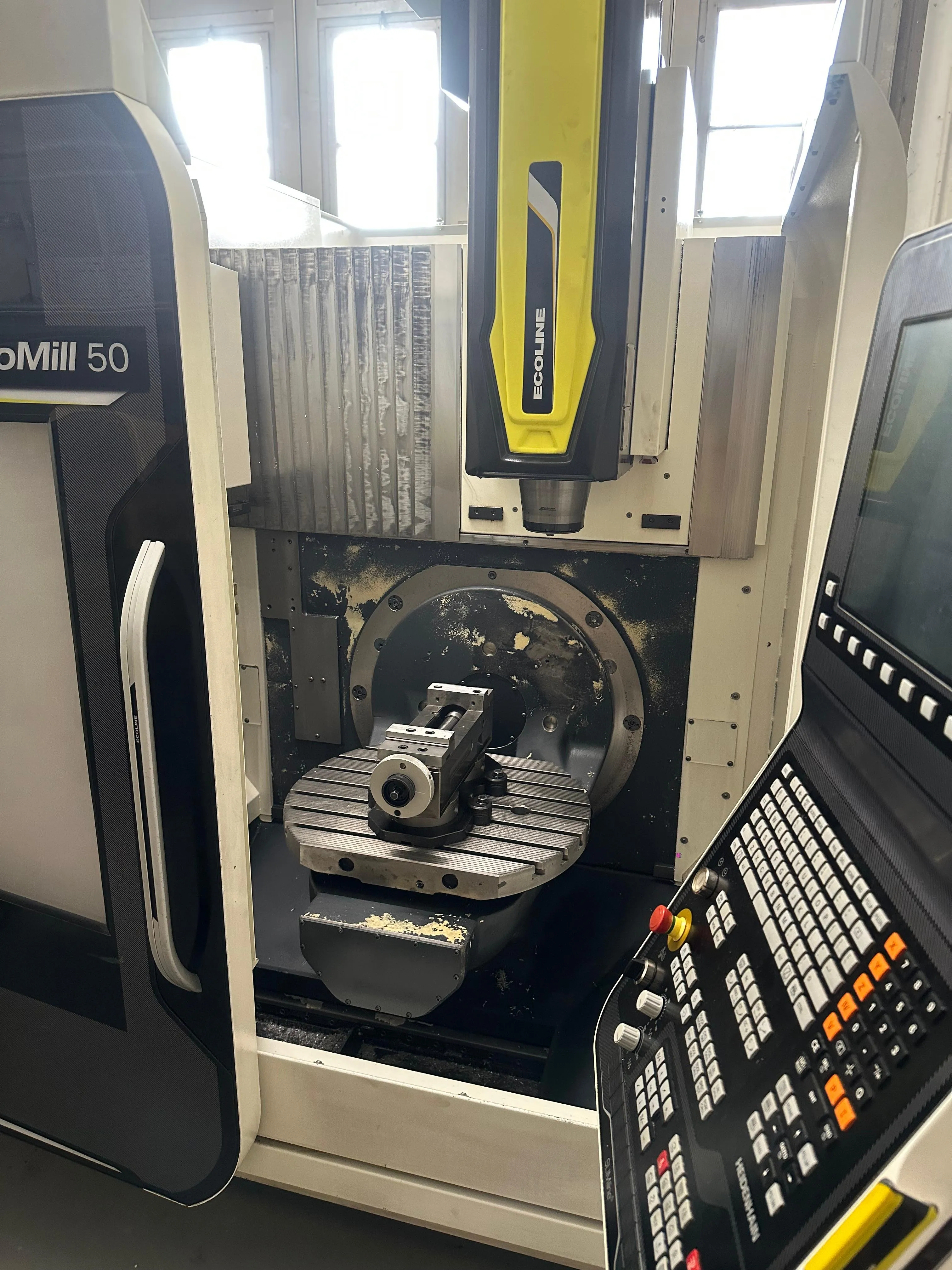 DMG MORI EcoMill 50 5-Achs-Fräsmaschine mit aufgespanntem Werkstück.